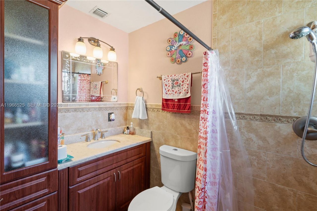 1271 NE 211th St, Miami, FL 33179 Photo