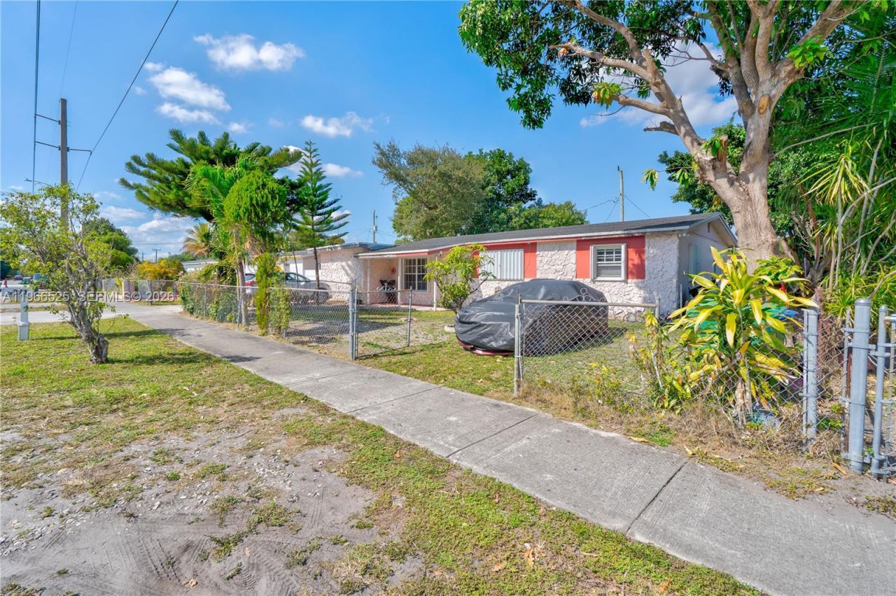 1271 NE 211th St, Miami, FL 33179 Photo
