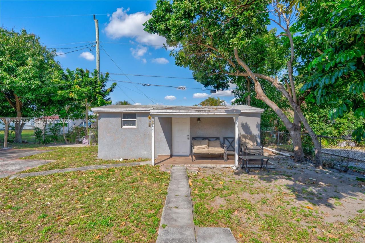 1271 NE 211th St, Miami, FL 33179 Photo