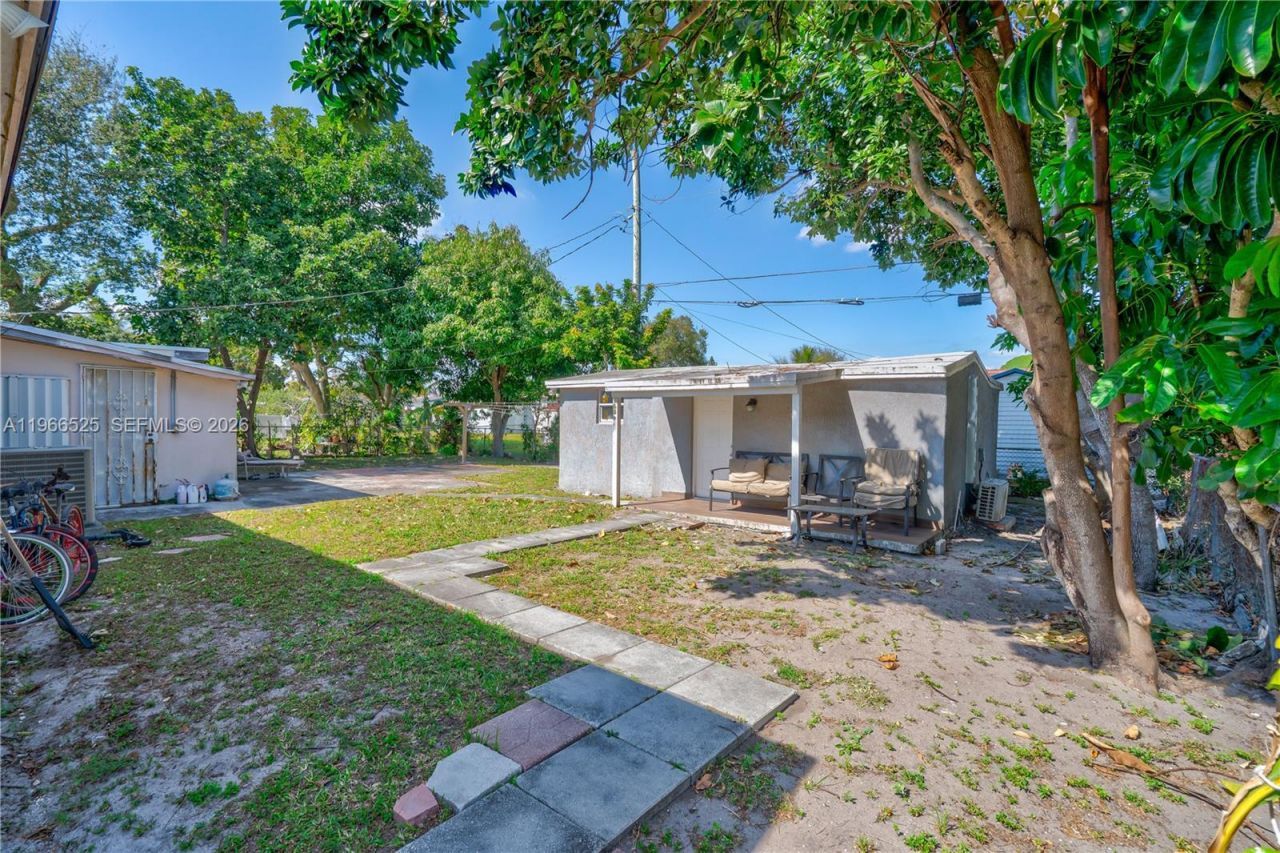 1271 NE 211th St, Miami, FL 33179 Photo