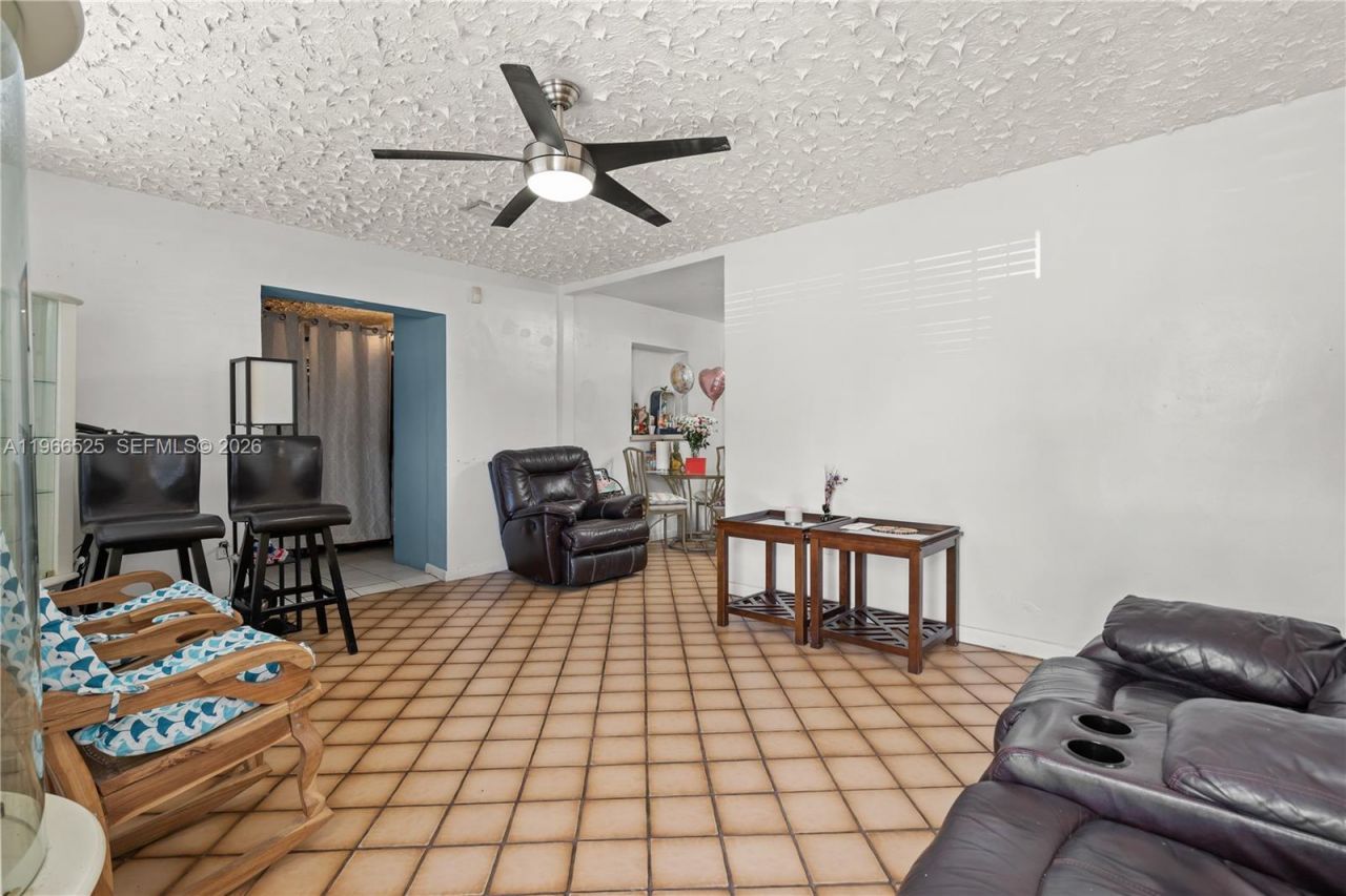 1271 NE 211th St, Miami, FL 33179 Photo