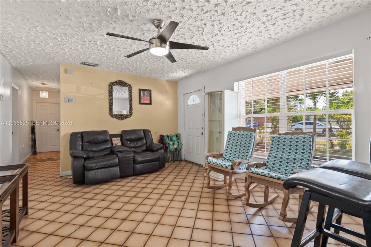1271 NE 211th St, Miami, FL 33179 Photo
