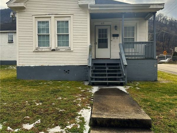 619 4th Avenue, Montgomery, WV 25136