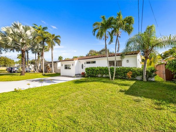 907 N Park Rd , Hollywood, FL 33021