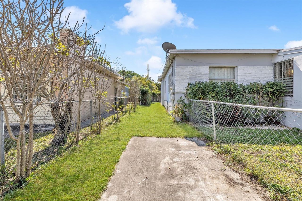 1176 NW 48th St, Miami, FL 33127 Photo