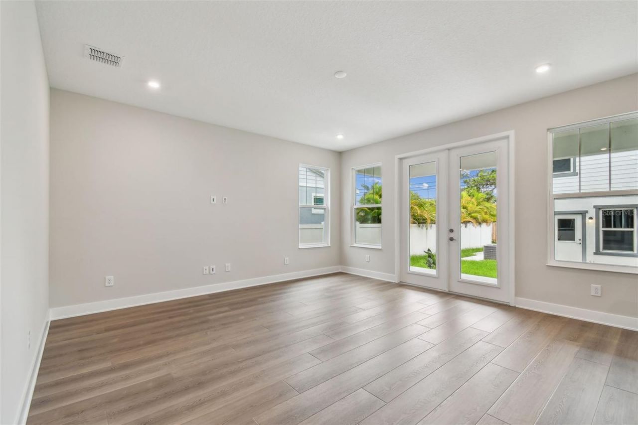 5663 Dartmouth Avenue N, Saint Petersburg, FL 33710 Photo