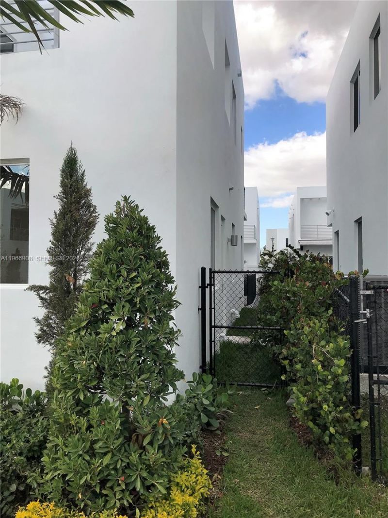 10055 NW 75th St , Doral, FL 33178 Photo