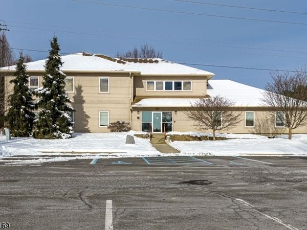 1000 Coventry Dr, Lopatcong, NJ 08865