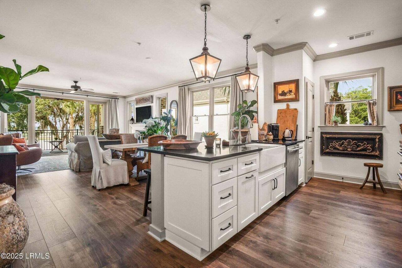 15 Sunset Boulevard Photo 12