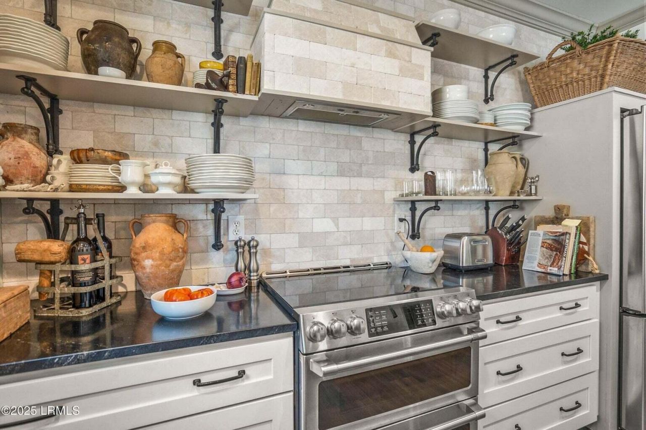 15 Sunset Boulevard Photo 14