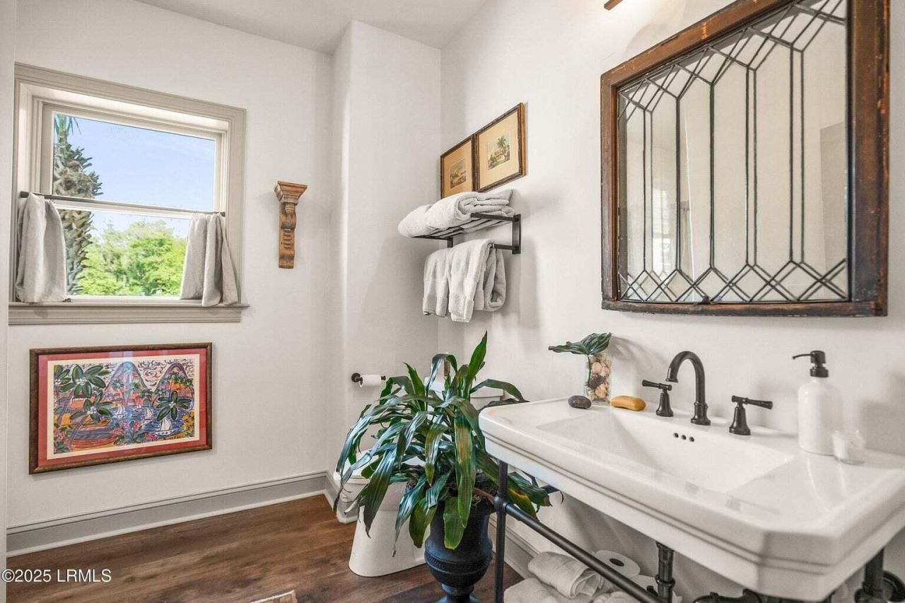 15 Sunset Boulevard Photo 38