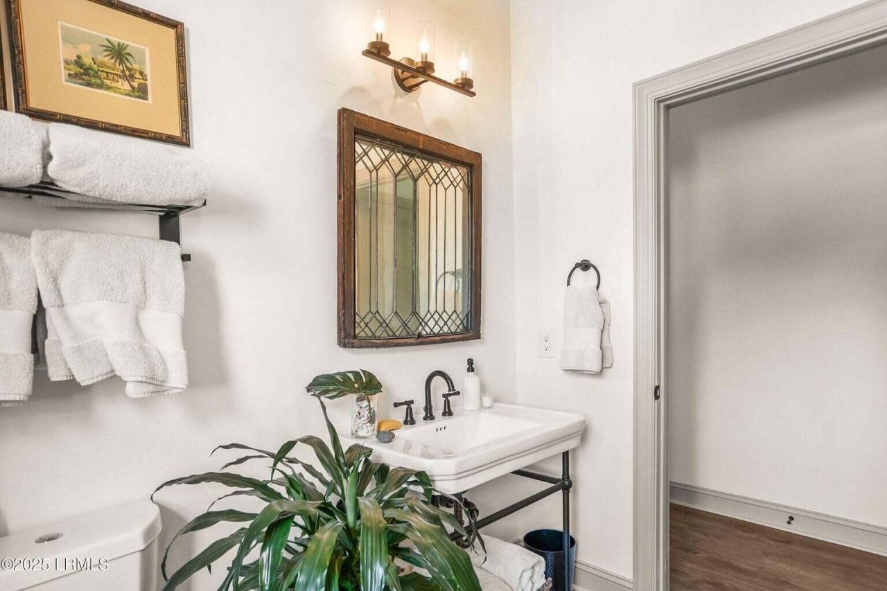 15 Sunset Boulevard Photo 39