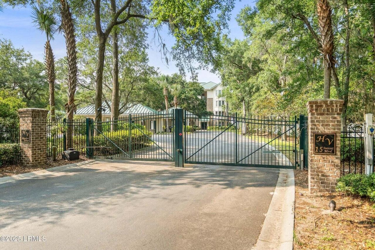 15 Sunset Boulevard Photo 4