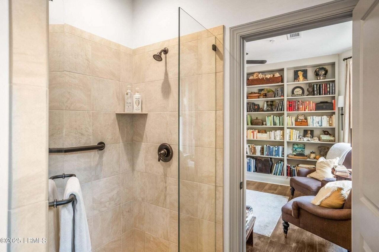 15 Sunset Boulevard Photo 40