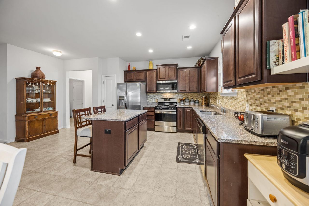 3050 Vincent Astor Drive Photo 4