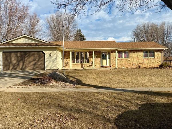 1240 Maplewood Drive, Worthington, MN 56187