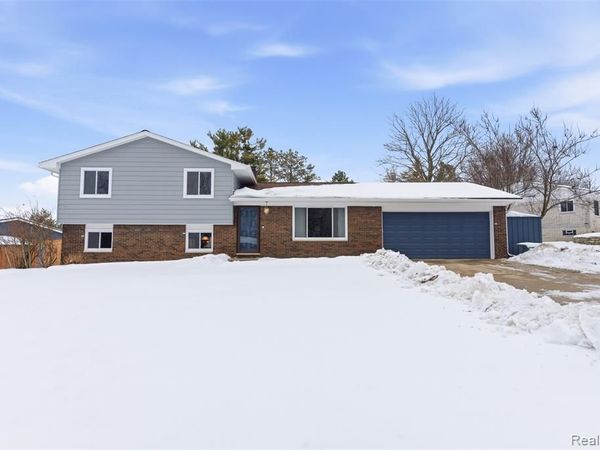 724 W Oxhill Drive, White Lake Twp, MI 48386
