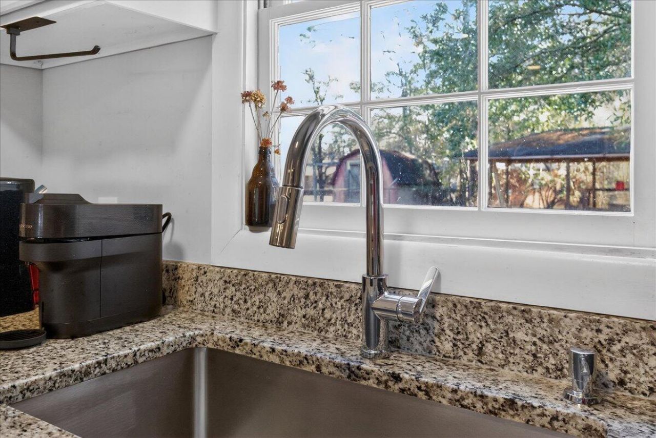 402 Tulip Street Photo 10