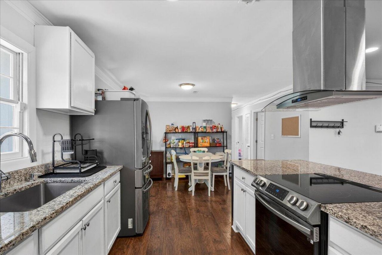 402 Tulip Street Photo 11