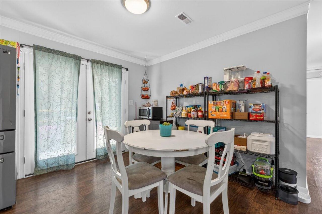 402 Tulip Street Photo 12