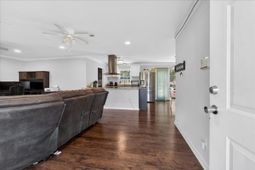 402 Tulip Street photo 4