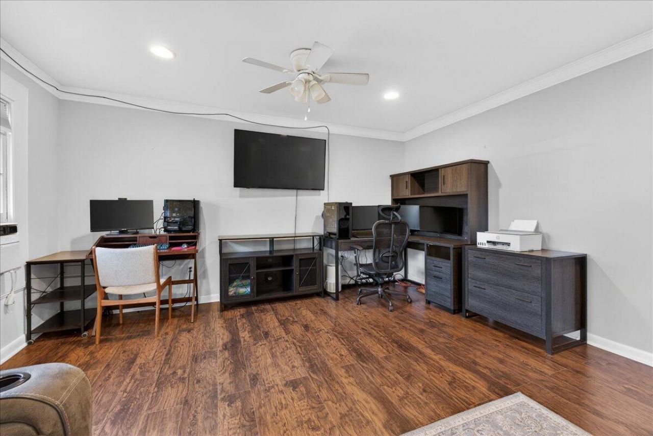 402 Tulip Street Photo 5