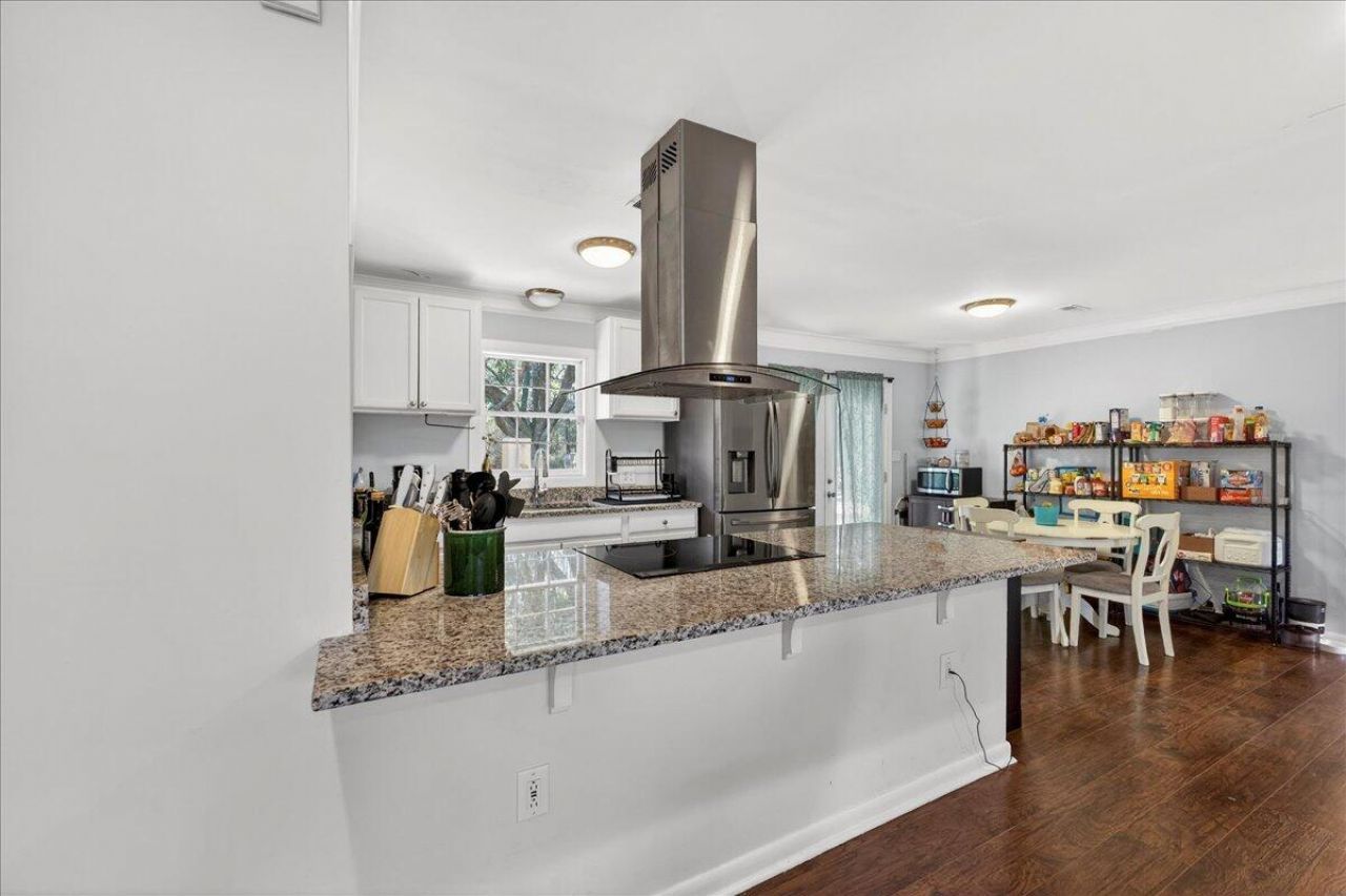 402 Tulip Street Photo 7