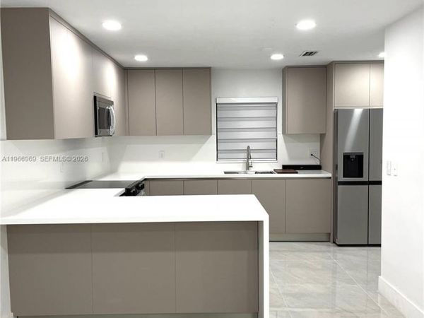 860 SE 9th Ct, Hialeah, FL 33010