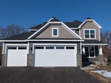 7550 Upper 42nd Street N, Oakdale, MN 55128