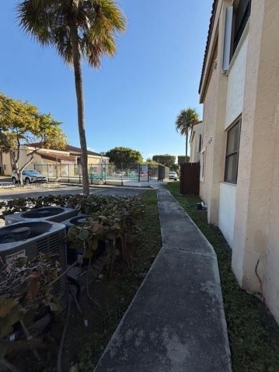 660 W Park Dr , Unit 1-201, Miami, FL 33172 Photo