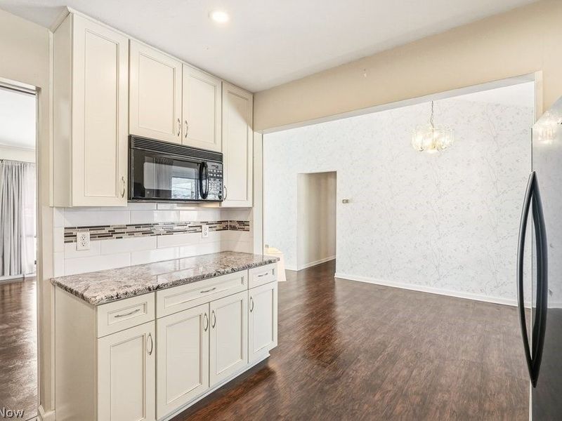 8280 Royal Ridge Drive, Parma, OH 44129 Photo 12