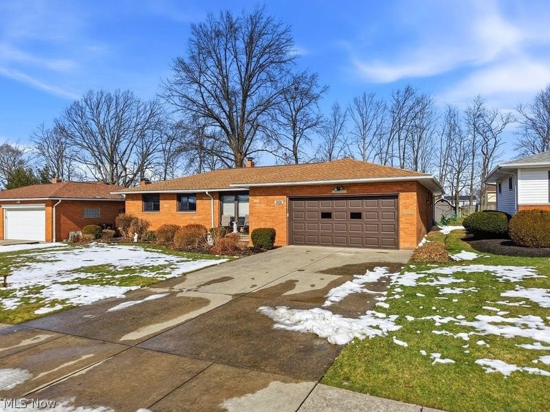 8280 Royal Ridge Drive, Parma, OH 44129 Photo 2