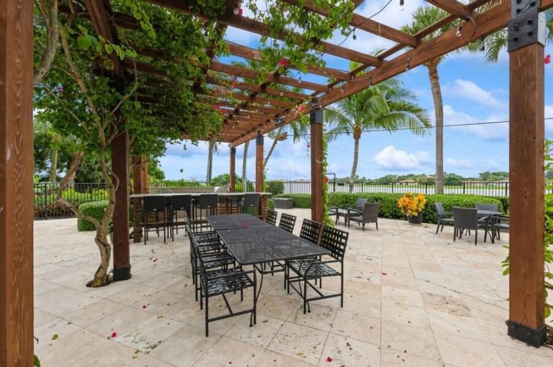 1830 Embassy Drive, Unit 503, West Palm Beach, FL 33401 Photo