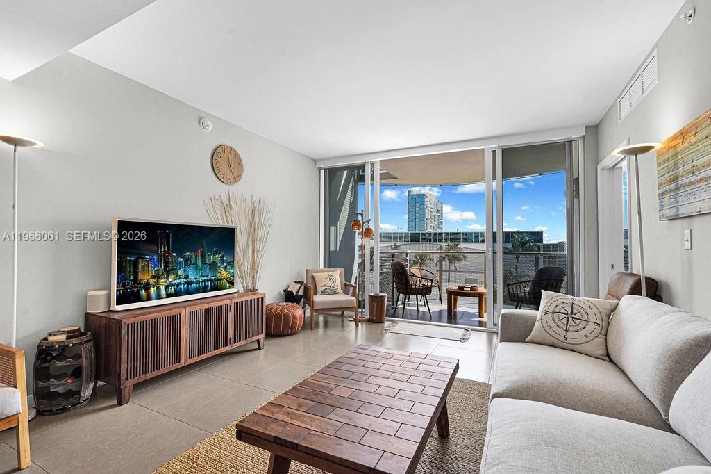 2155 Washington Ct, Unit 403, Miami Beach, FL 33139 Photo