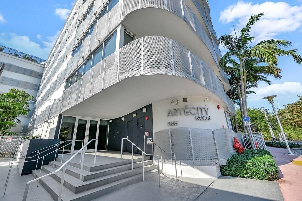 2155 Washington Ct, Unit 403, Miami Beach, FL 33139 Photo