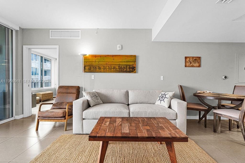 2155 Washington Ct, Unit 403, Miami Beach, FL 33139 Photo