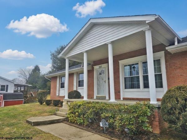 227 Meadowcrest Lane, Bridgeport, WV 26330