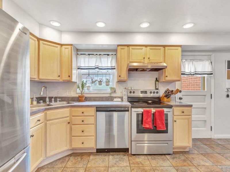 3911 Robinhill Drive, Cincinnati, OH 45211 Photo 13