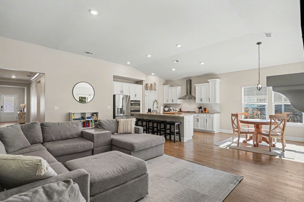 826 Kingfisher Dr. Photo 4