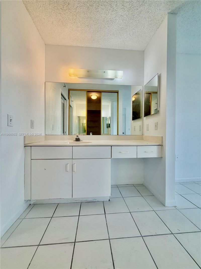 2334 S Cypress Bend Dr , Unit 505, Pompano Beach, FL 33069 Photo