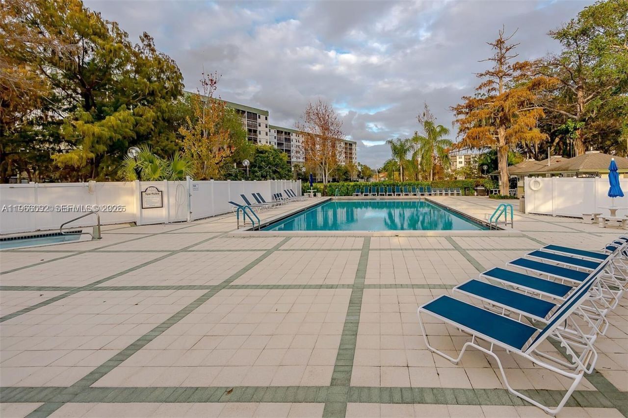 2334 S Cypress Bend Dr , Unit 505, Pompano Beach, FL 33069 Photo