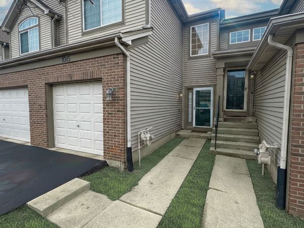 1015 Woodview Court, Aurora, IL 60502