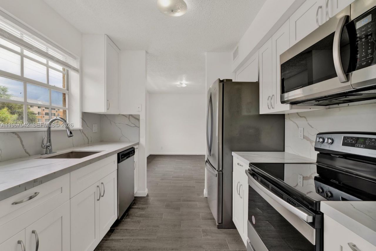 8621 SW 5th St , Unit 201, Pembroke Pines, FL 33025 Photo