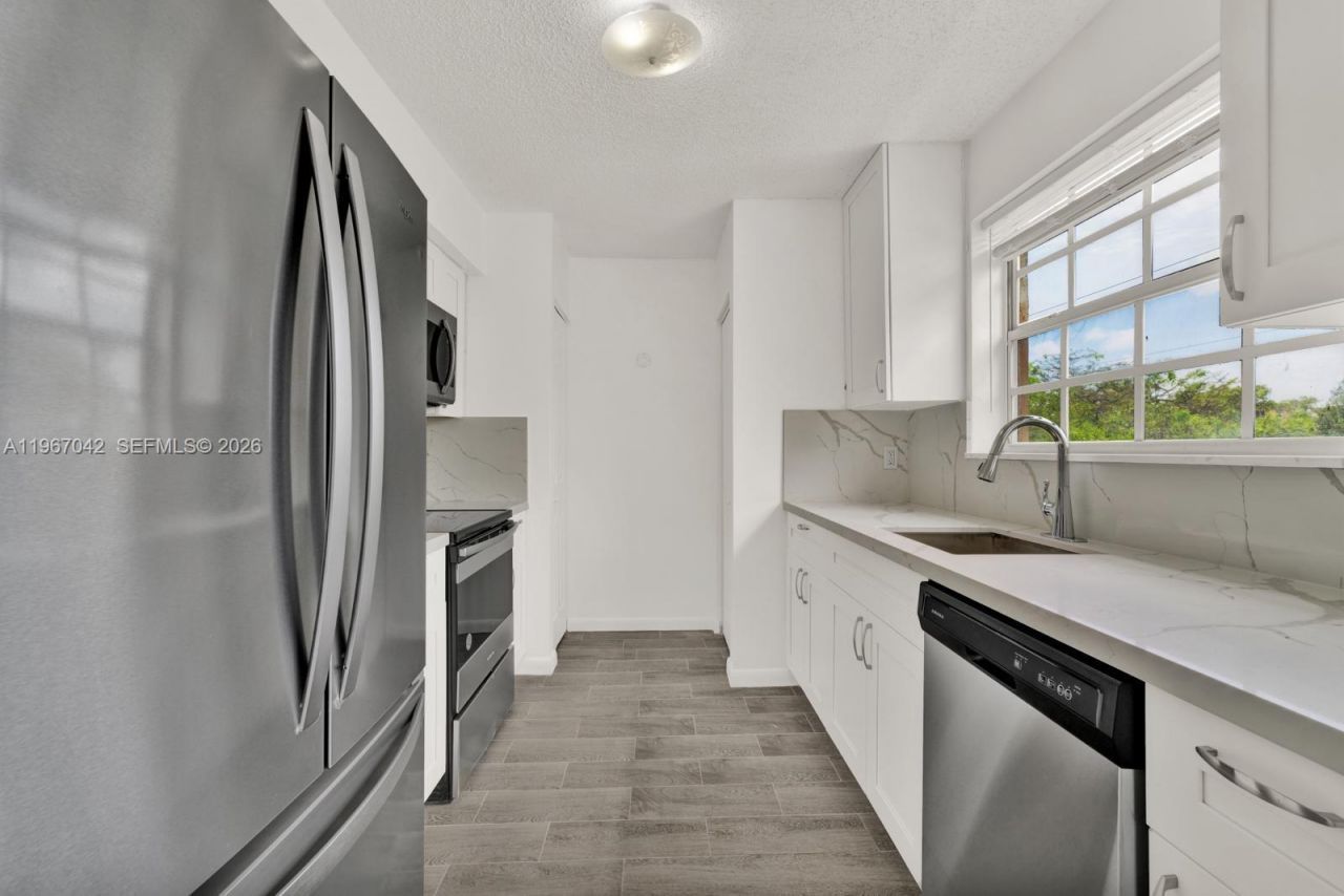 8621 SW 5th St , Unit 201, Pembroke Pines, FL 33025 Photo