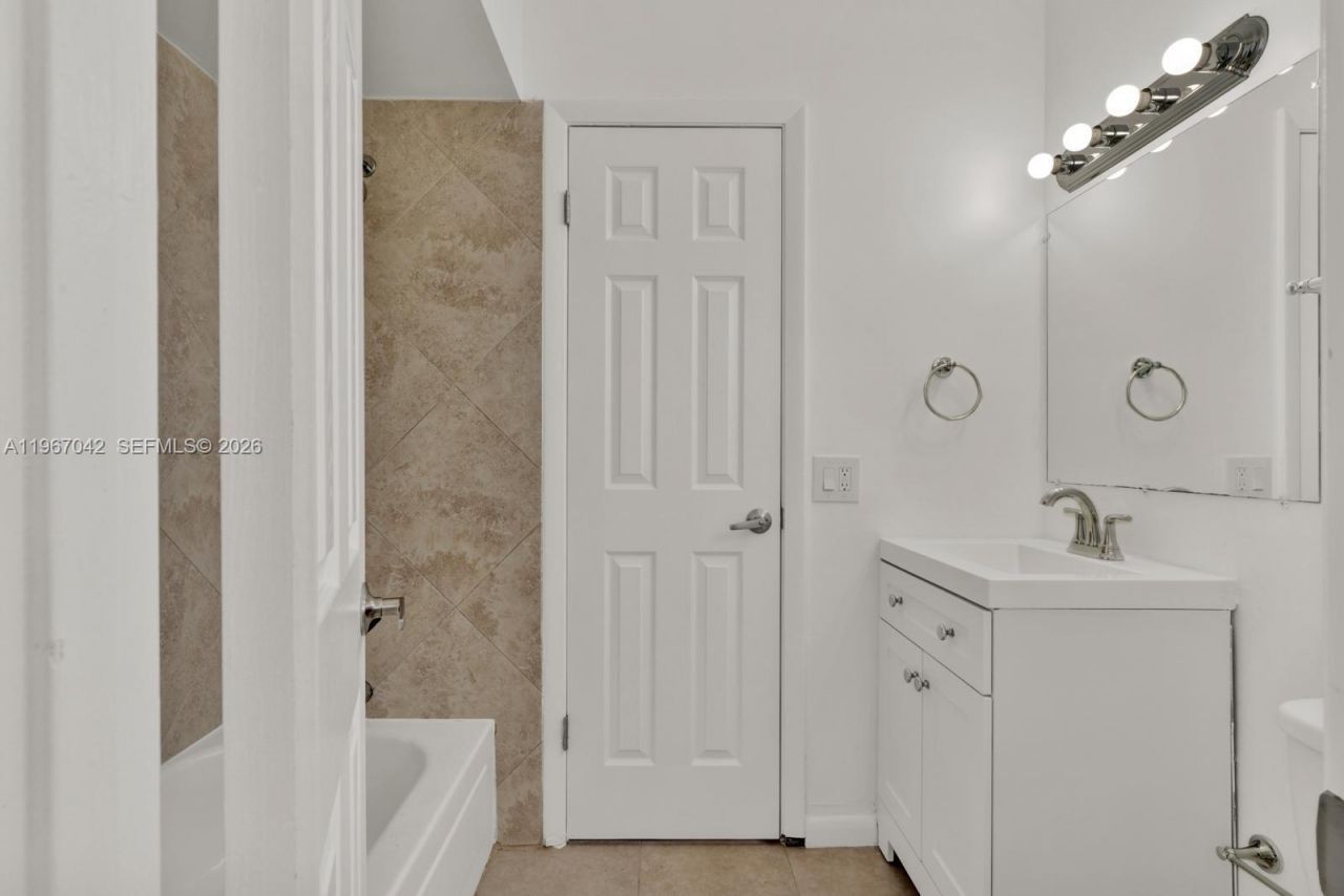 8621 SW 5th St , Unit 201, Pembroke Pines, FL 33025 Photo