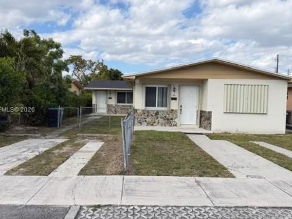 9221 SW 39th St, Miami, FL 33165