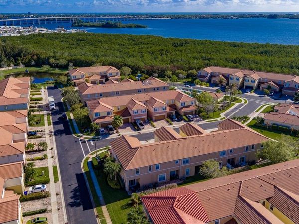 323 Versailles Lane, Vero Beach, FL 32960