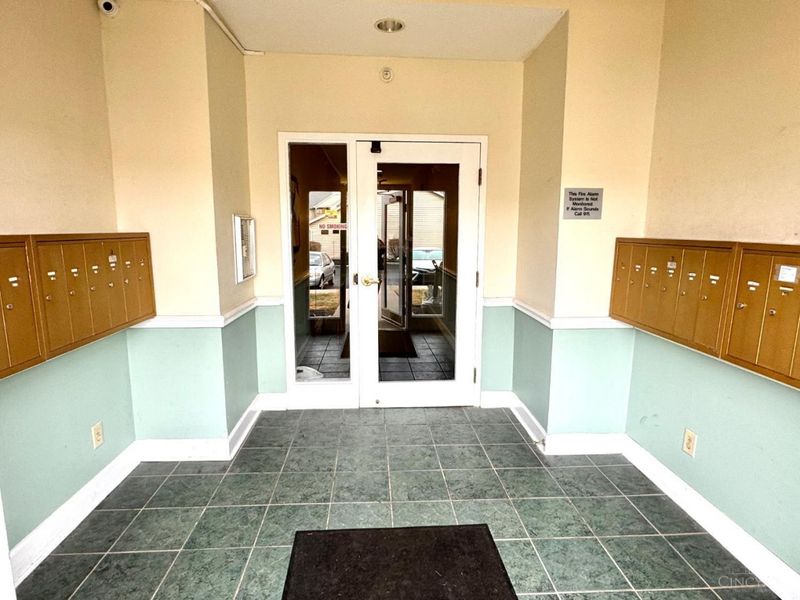 4941 N Arbor Woods Court, Unit 301, Cincinnati, OH 45248 Photo 3