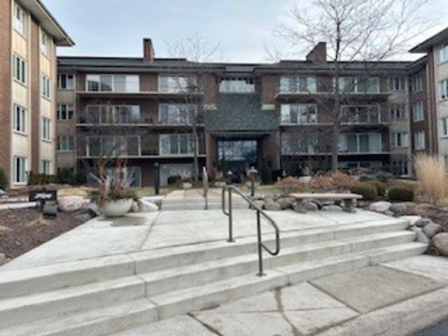 5 Oak Brook Club Drive, Unit S205, Oak Brook, IL 60523 Main Photo