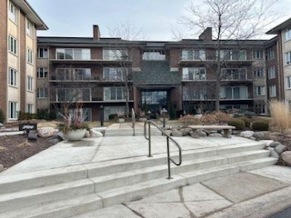5 Oak Brook Club Drive, Unit S205, Oak Brook, IL 60523